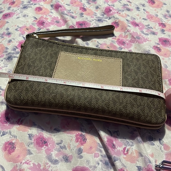 Michael Kors double zip wallet wristlet used once but in good condition - Picture 9 of 9